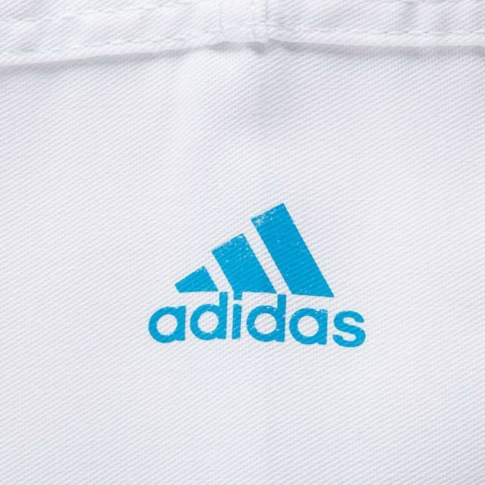 Как выглядит адидас. Кимоно для карате с поясом adidas adistart белое с голубым логотипом. Adidas значок. Фирменный знак адидас. Надпись адидас.